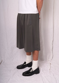 PLEATED TRACK SHORTS - GREY